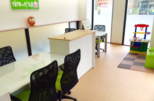 保険のだるま店内 株式会社だるま
